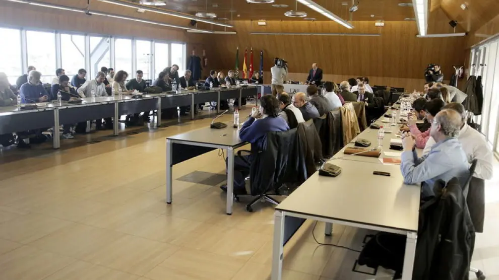 Los sindicatos y la dirección de Iberia han comenzado la reunión para aceptar o rechazar la propuesta.