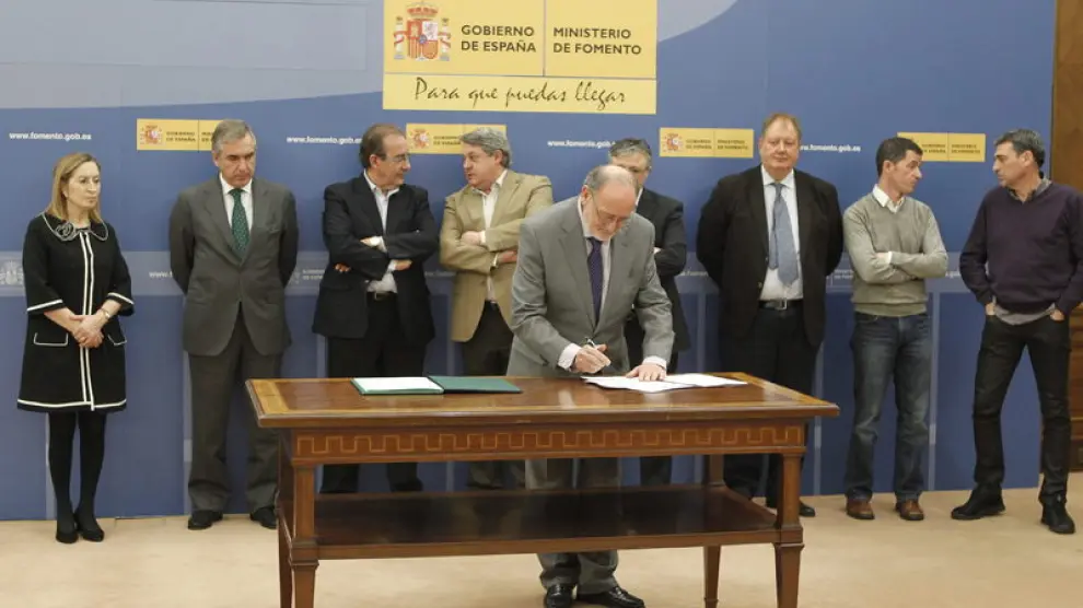 Los sindicatos mayoritarios de Iberia y la dirección de la aerolínea firman la propuesta de acuerdo