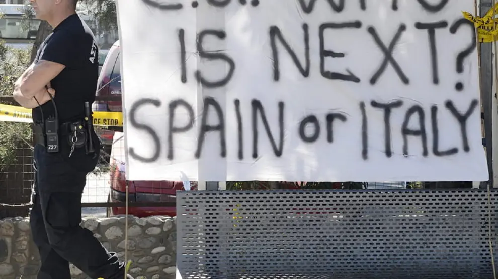 Cartel en Nicosa: "¿Quién será el Próximo? España o Italia"