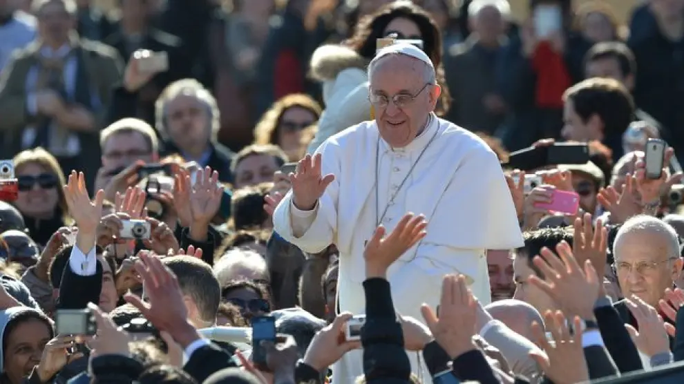 El Papa recorre la plaza de San Pedro en el papamóvil