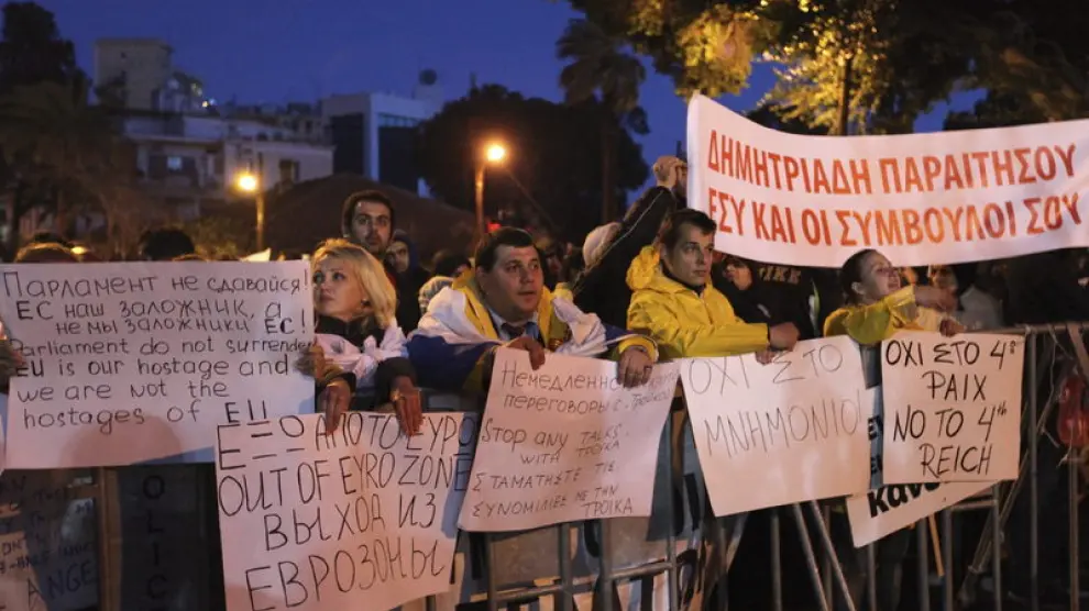 Manifestación frente al Parlamento de Chipre