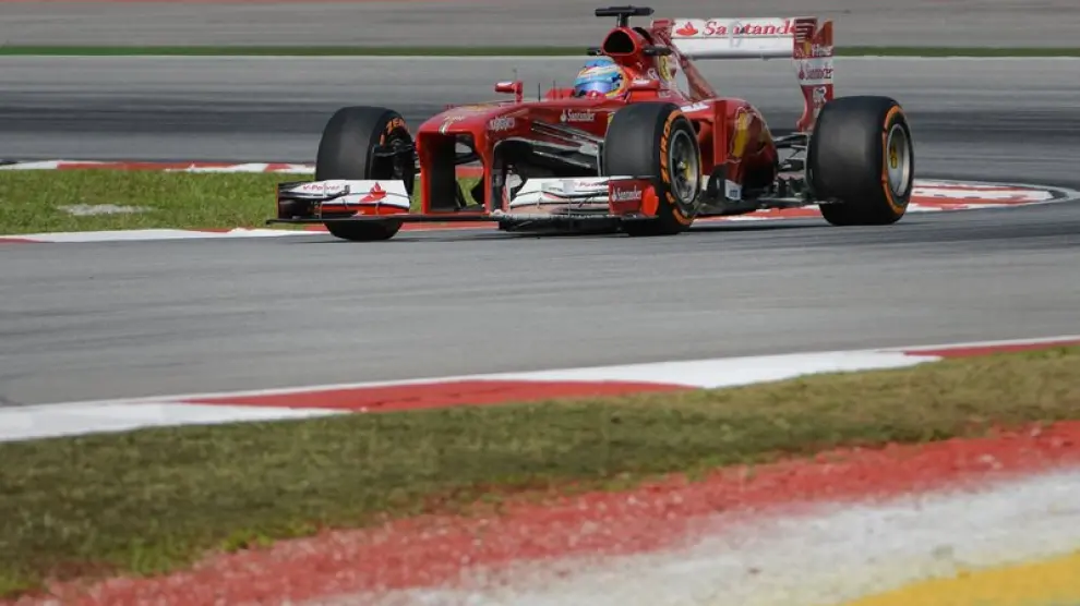 El Ferrari de Alonso rueda por el circuito de Malasia