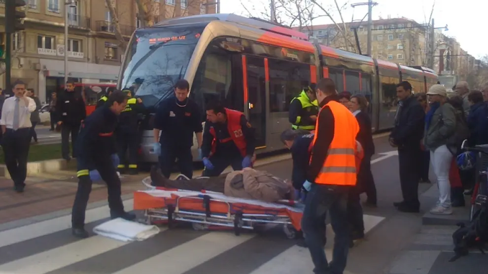 Un anciano ha sido atropellado por el tranvía de Zaragoza cerca de la plaza de San Francisco