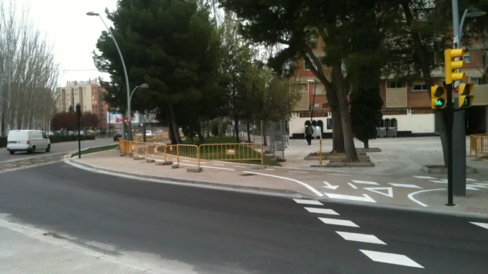 El carril bici sigue vallado en las avenidas Gómez de Avellaneda y María Zambrano