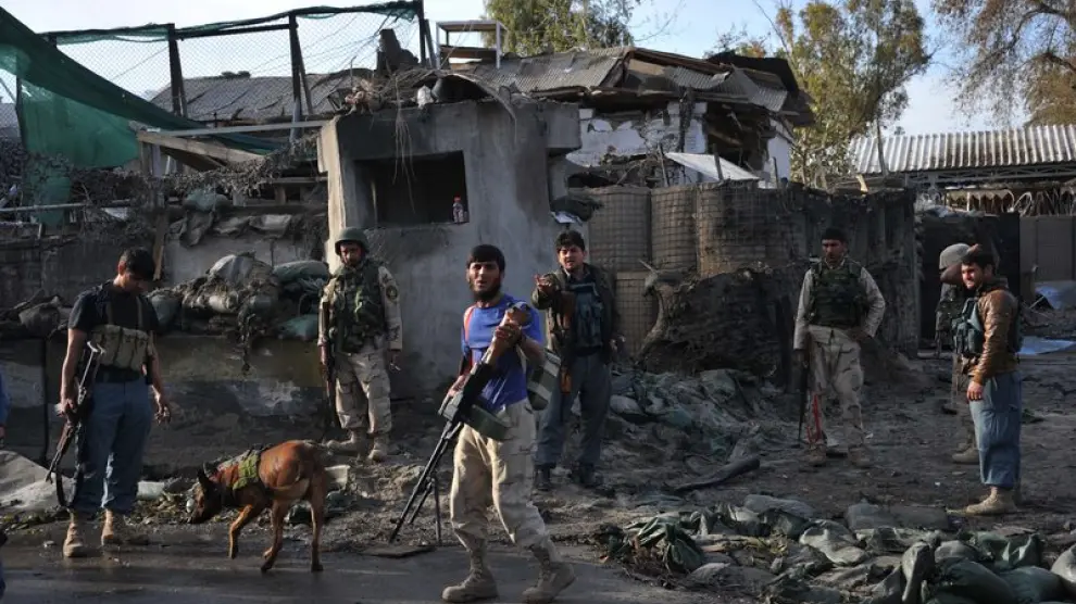 Personal de las fuerzas de seguridad afganas en el lugar del atentado, en Jalalabad.