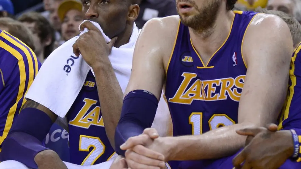Bryant y Pau Gasol, en el banquillo de los Lakers