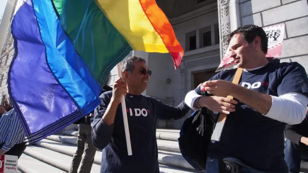 Los partidarios del matrimonio homosexual se manifestaron ante la sede del Estado de California