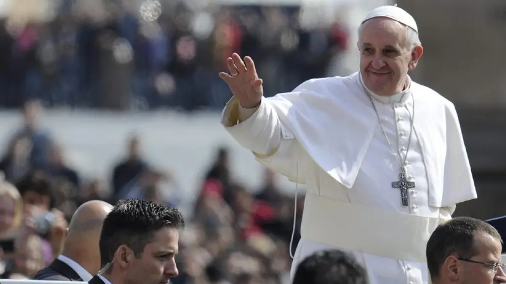 El Papa Francisco saluda desde el papamóvil a su llegada a la plaza de San Pedro.