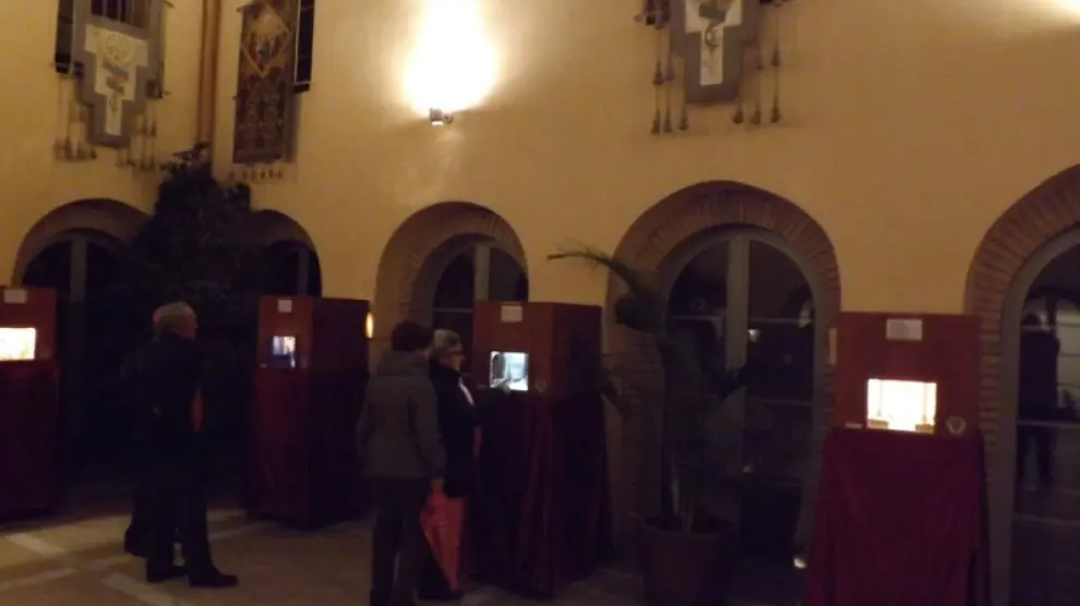 La Asociación Belenista Oscense muestra hasta el domingo en el claustro de Santa Teresa 16 dioramas basados en el Nuevo Testamento