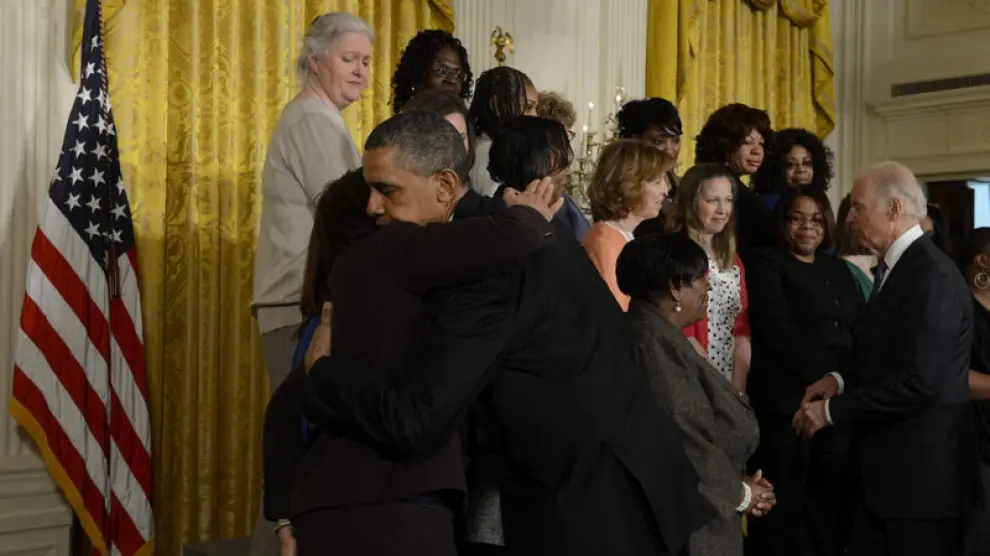 Obama saluda a algunas madres de víctimas del tiroteo en Newtown