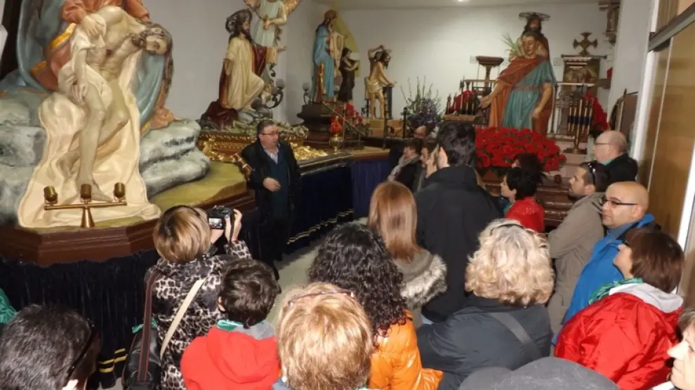 José Luis Gómez, en el centro, explicando los pasos a los turistas