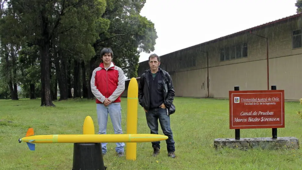 José Vicente Busquets y Ricardo Manzoliz con prototipos de un vehículo submarino no tripulado