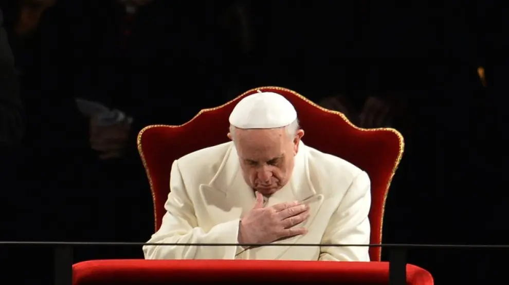 El Papa rezando ante el Coliseo de Roma