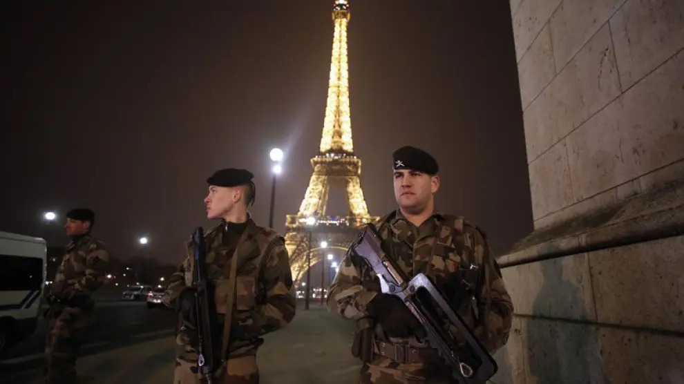 Foto de archivo de militares franceses vigilando la zona de la torre Eiffel.