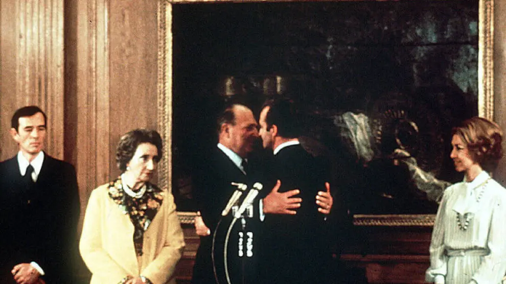 Momento en el que Don Juan cedió los derechos dinásticos a Don Juan Carlos en 1977