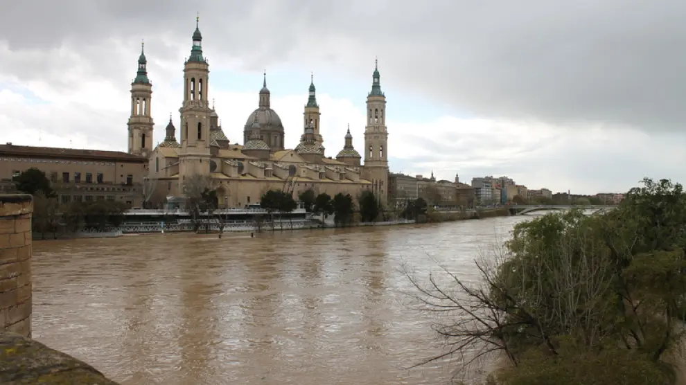El Ebro supera los cuatro metros a su paso por Zaragoza