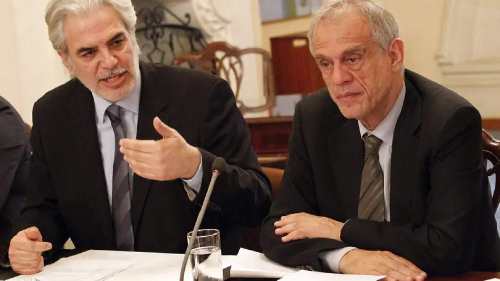 El portavoz del Gobierno chipriota (i) y el ministro de Finanzas (d), este martes en Nicosia.