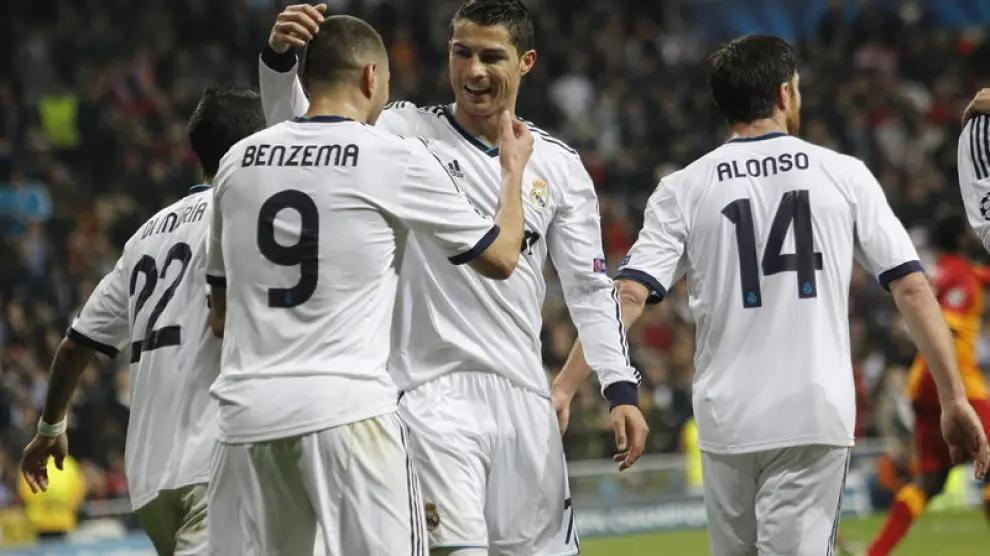 Ronaldo felicita a Benzema durante el partido contra el Galatasaray.