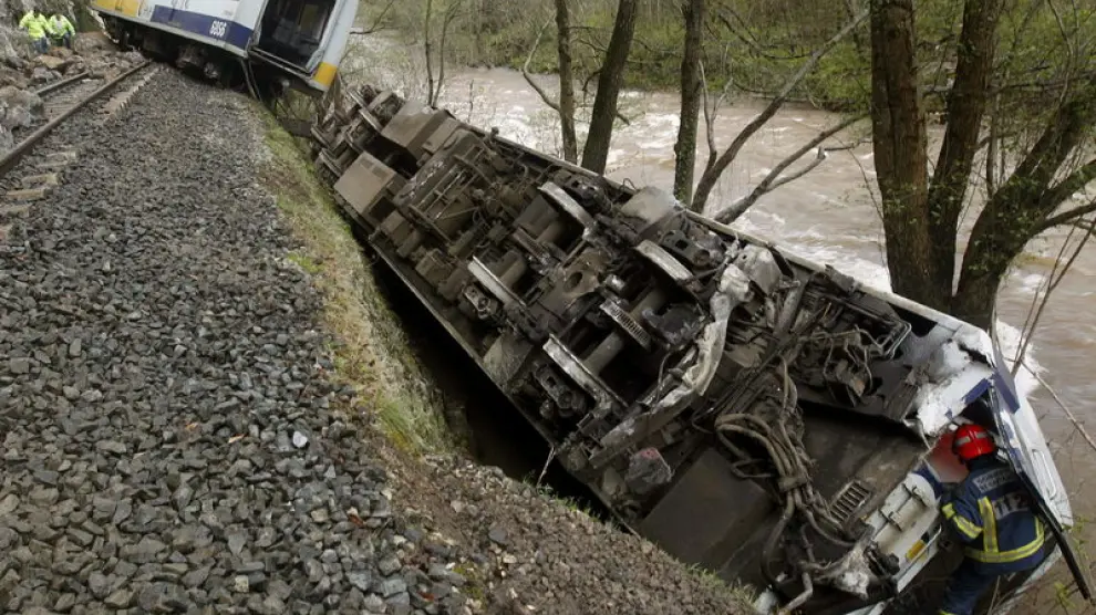 El primer vagón cayó al río, mientras que los otros dos quedaron volcados en las vías.