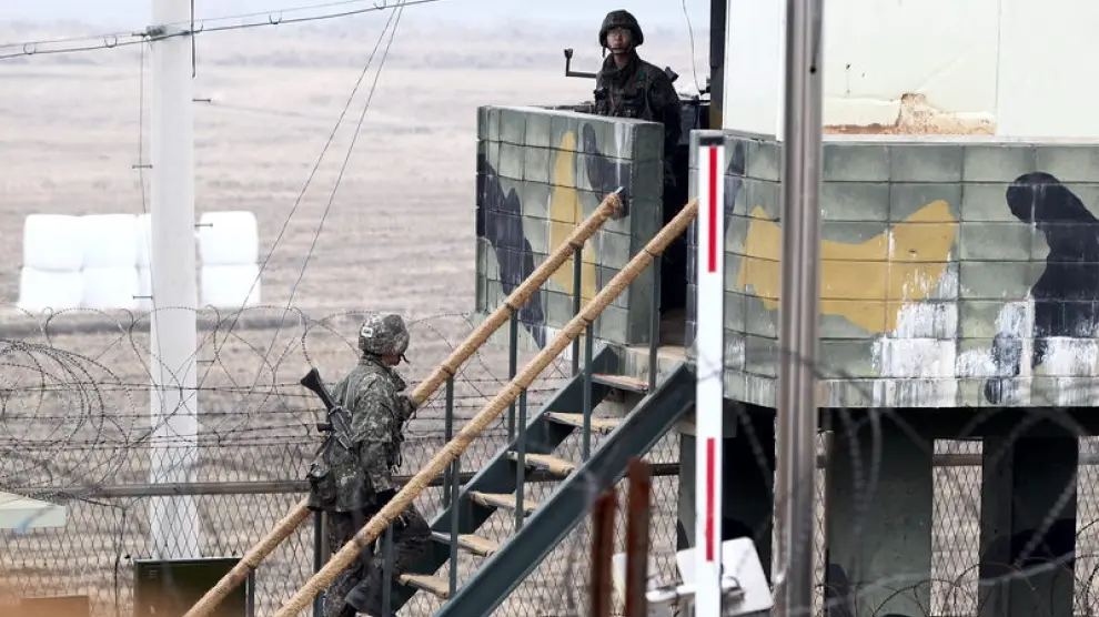 Soldados surcoreanos vigilan en un puesto situado en la frontera con Corea del Norte.