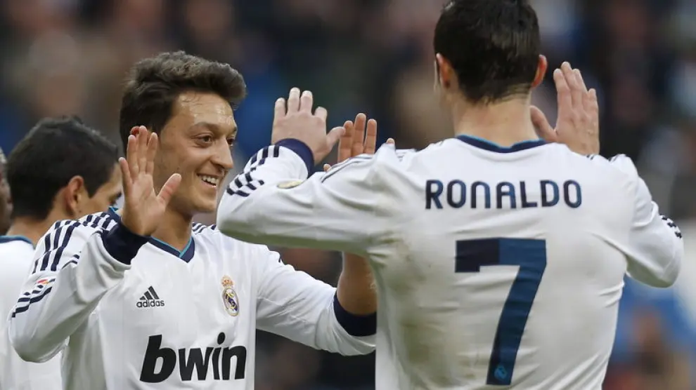 Cristiano Ronaldo y Ozil se felicitan tras uno de los goles