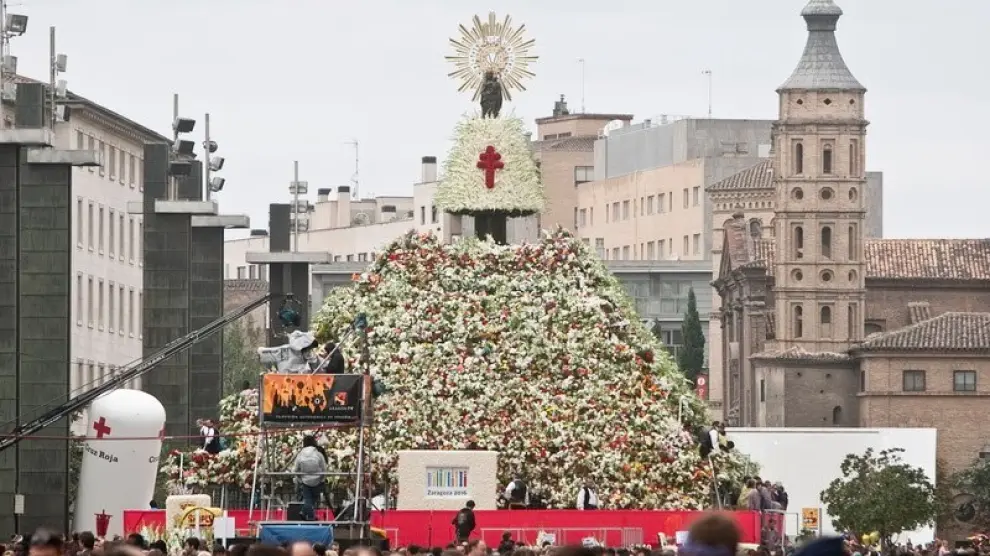 Este año, el manto de la Virgen del Pilar será blanco
