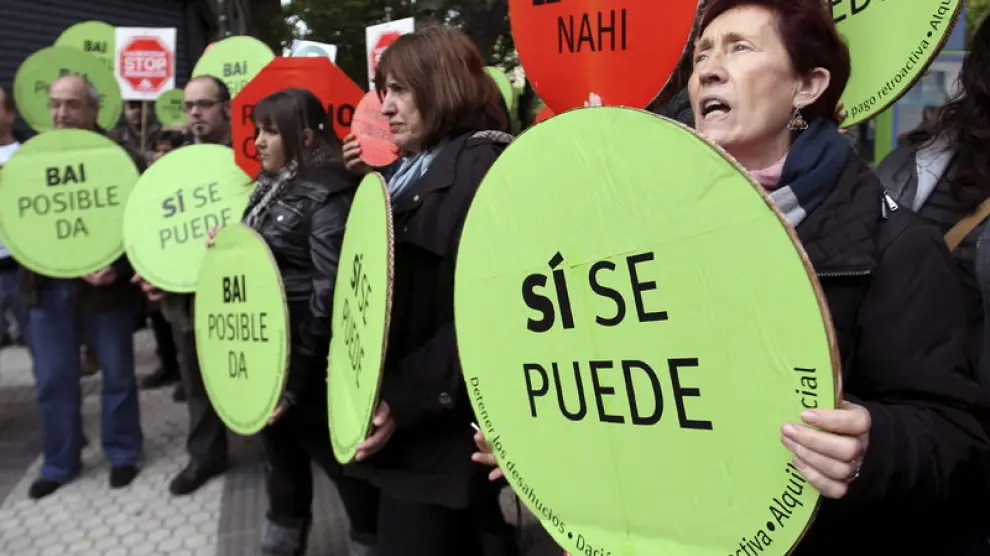 Protesta de la plataforma de Stop Desahucios en San Sebastián