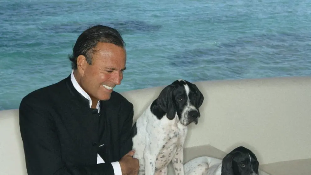 Julio Iglesias posa con sus perros en Miami