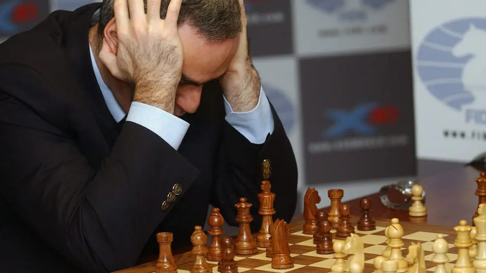 Gary Kasparovb, concentrado en una partida