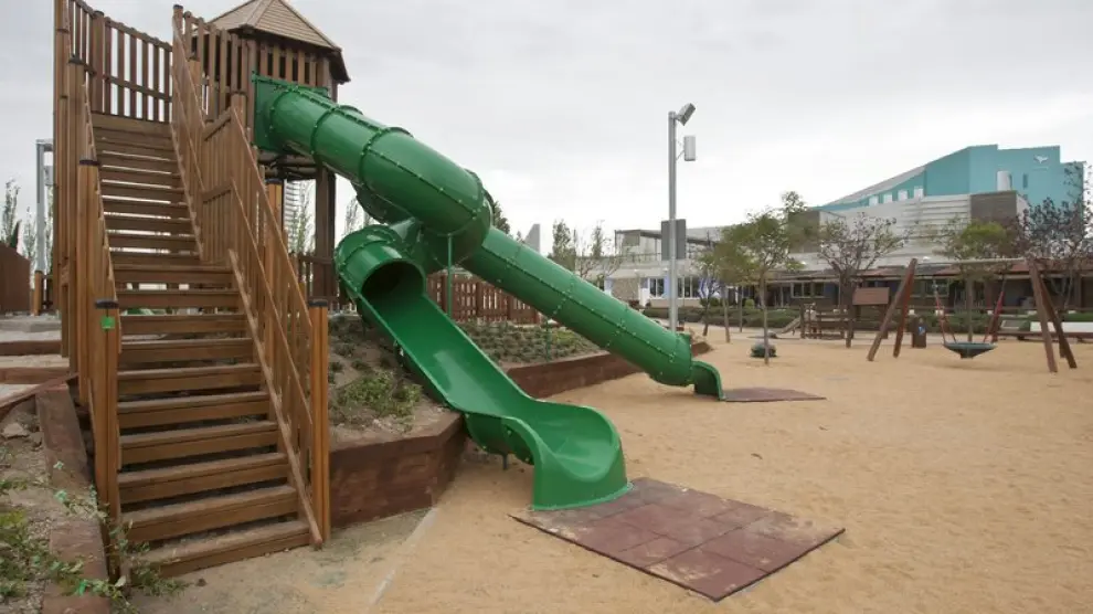 El alcalde de Zaragoza, Juan Alberto Belloch, ha inaugurado este viernes una zona infantil en el Parque del Agua.
