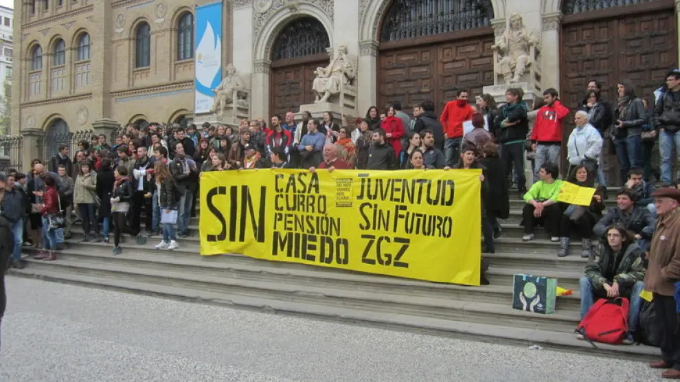 Un grupo de jóvenes protesta en Zaragoza por su situación precaria