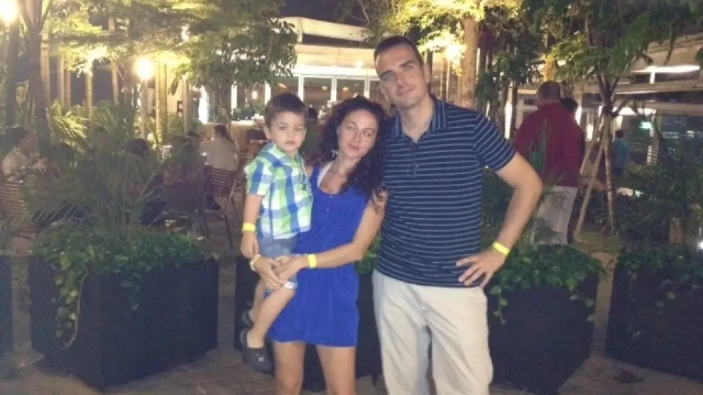 Gustavo, con su mujer y su hijo en Singapur