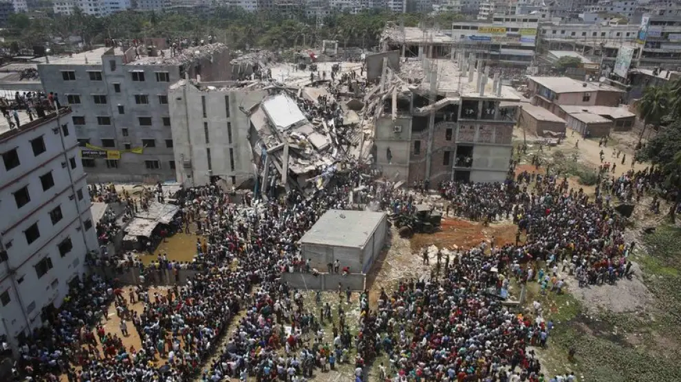 El edificio Rana Plaza, de ocho plantas, se vino abajo en Dacca (Bangladesh).