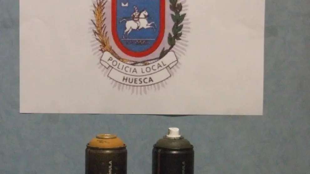 Los sprays que la Policía ha encontrado en un contenedor de Huesca