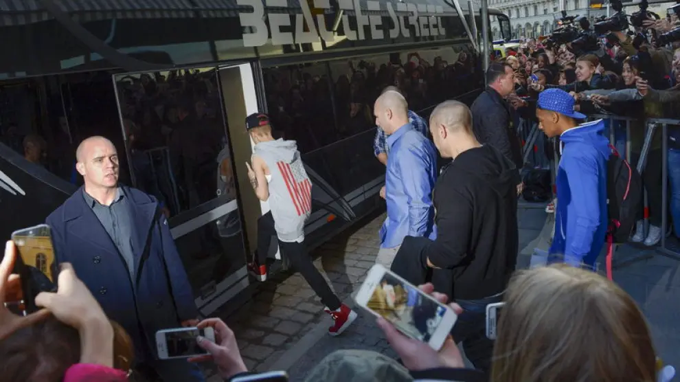 Justin Bieber subiendo al autobús de su gira este miércoles