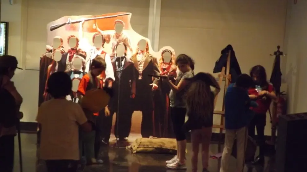 Un grupo de niños visita la exposición del musical de Huesca