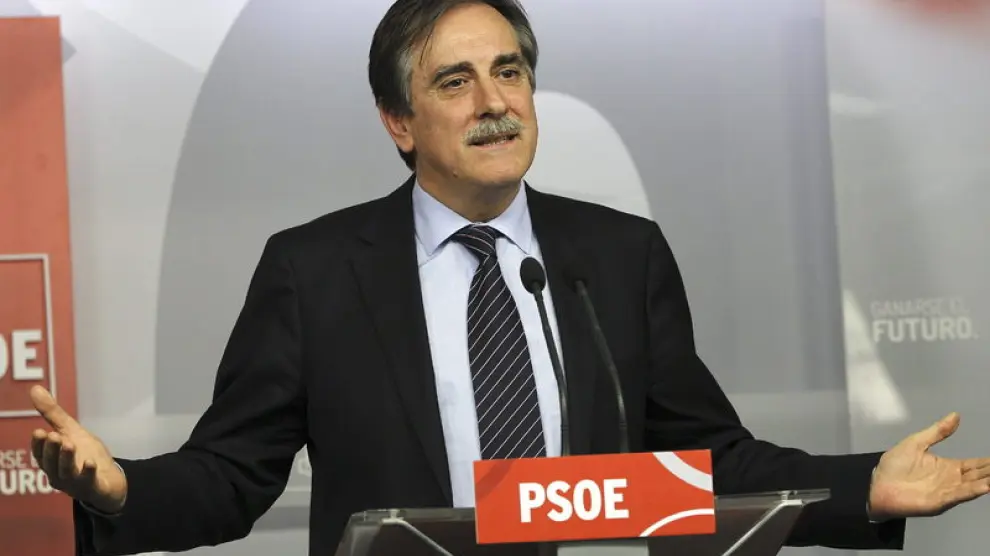 Valeriano Gómez (PSOE), en rueda de prensa.