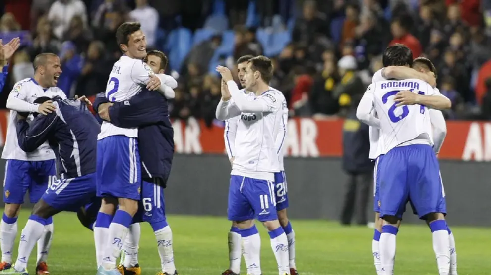 Los jugadores del Real Zaragoza celebran el triunfo ante el Mallorca