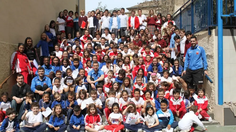 Los jugadores del Umacón Zaragoza con los alumnos del Colegio San Vicente de Paul.