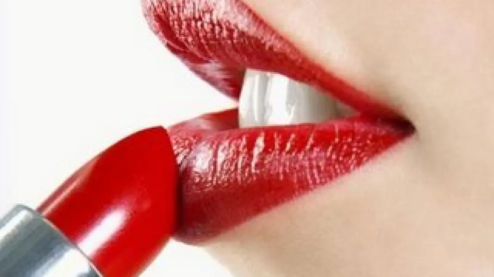 Se han colgado fotos de labios pintados en las redes sociales como protesta.