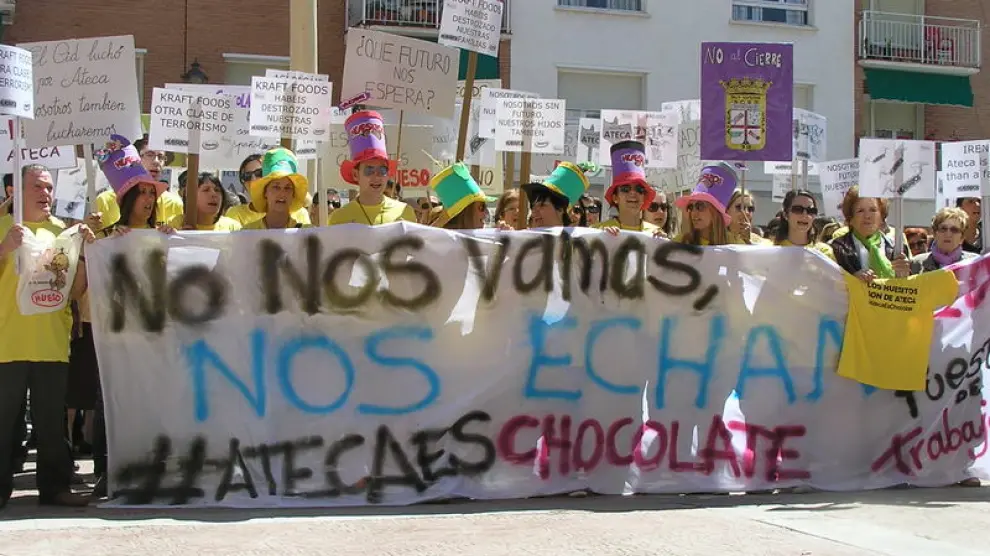 Centenares de vecinos asisten a una chocolatada en contra del cierre de la fábrica de Huesitos