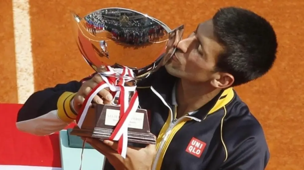 Novak Djokovic besa el trofeo de campeón del Masters 1000 de Montecarlo