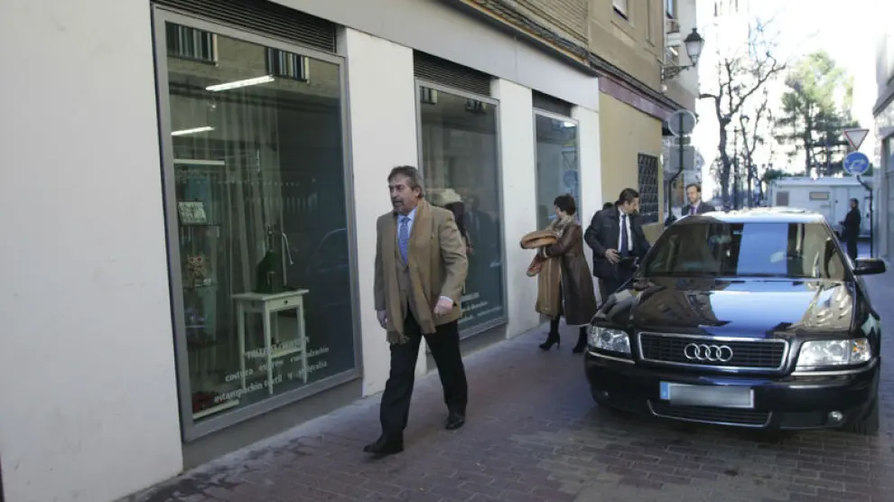Juan Alberto Belloch bajando de su coche oficial