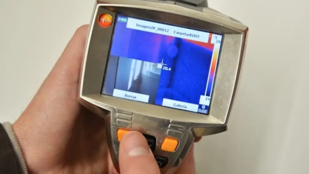 Un experto toma imágenes termográficas de una vivienda