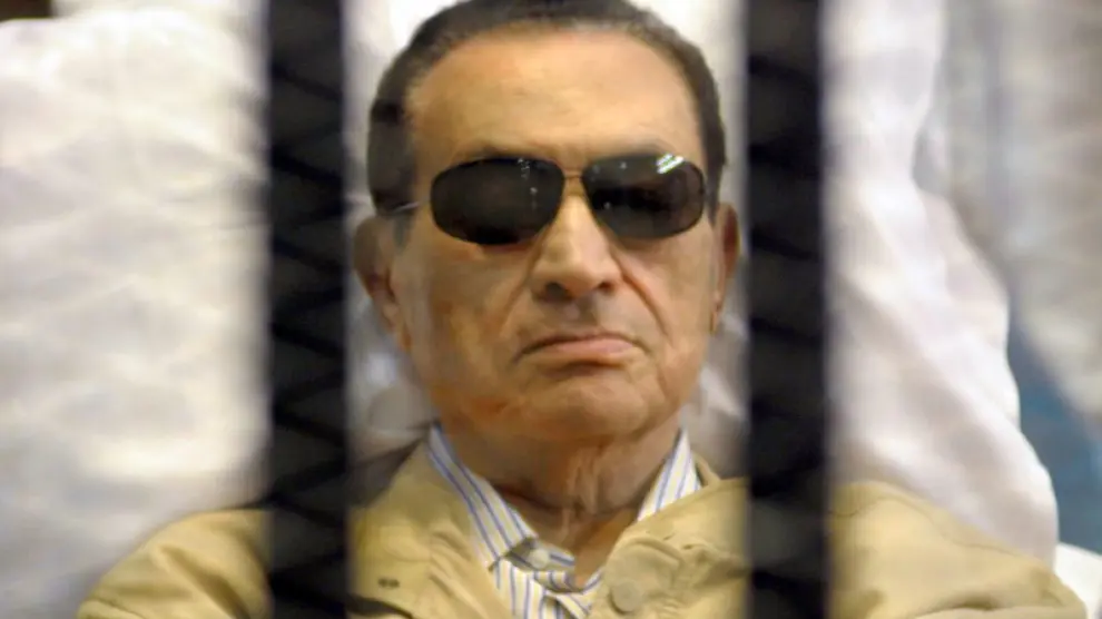 Hosni Mubarak ha seguido la sesión desde una camilla y con gafas de sol