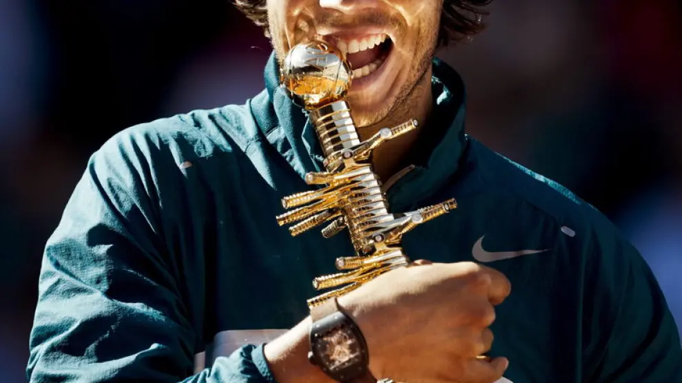 Nadal muerde el trofeo de campeón