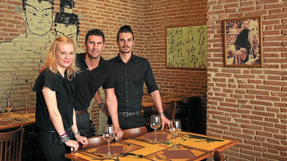 Silvia Lumbier, David Sanz y Ramón Luque, en el comedor de Asian Café