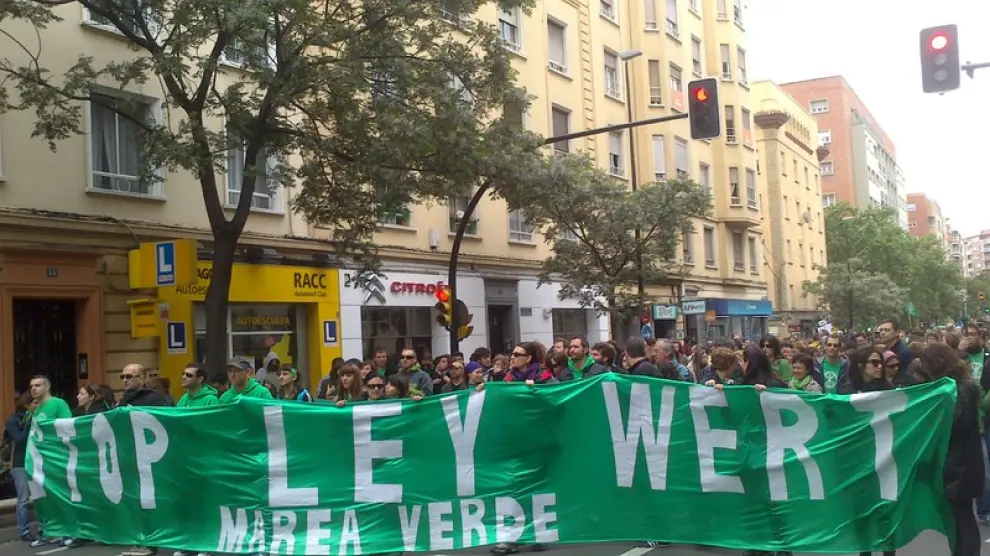 Imagen de una protesta de profesores en Zaragoza contra la Lomce