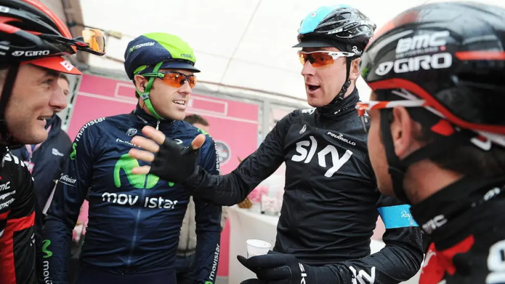 Wiggins dialoga con varios ciclistas en el Giro de Italia