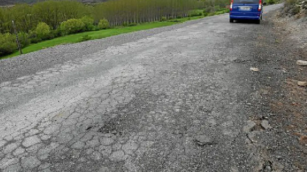 El asfalto se desintegra en la A-228 desde Allepuz a Jorcas.